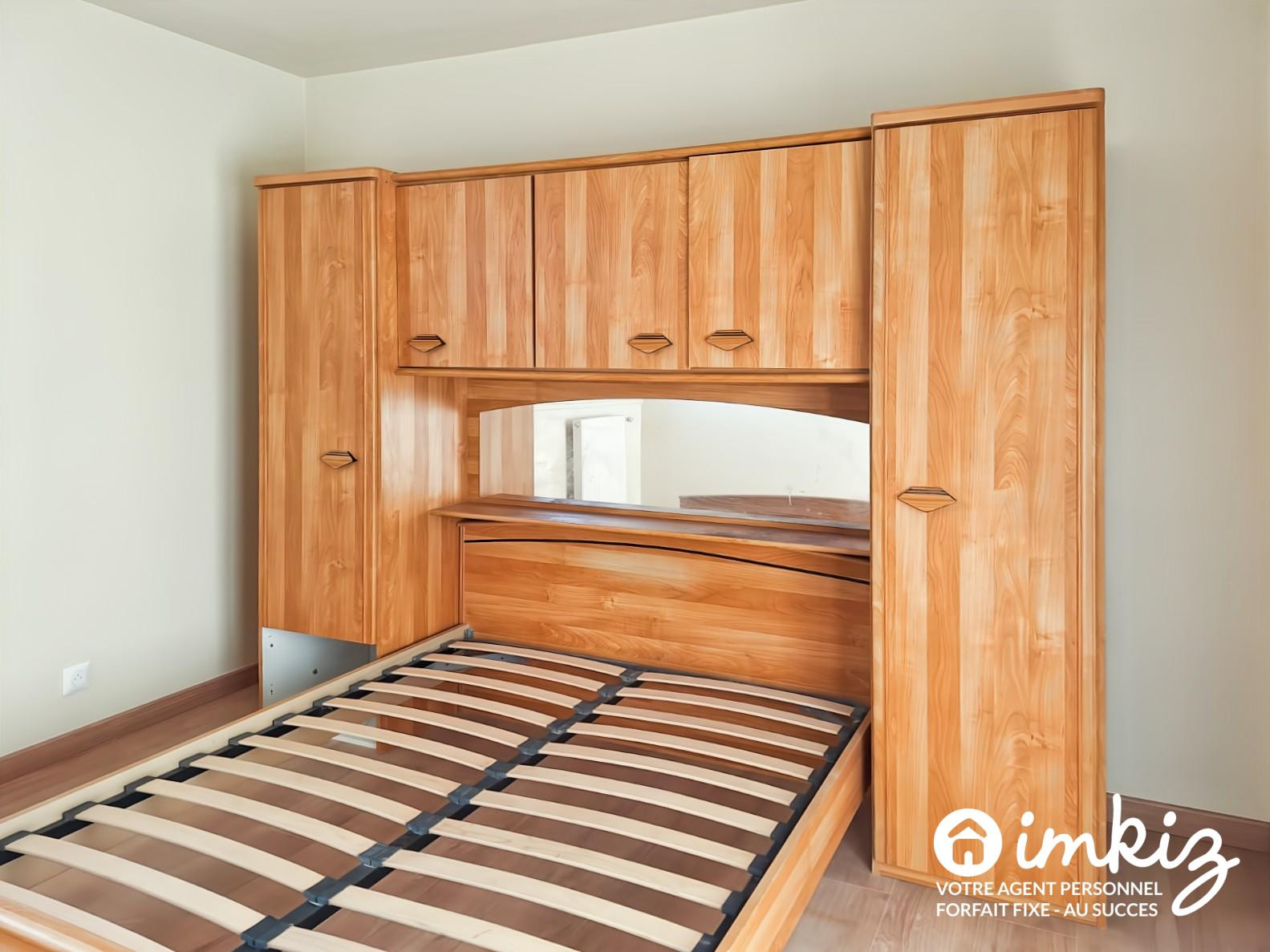 
                                                Location
                                                 Appartement 4 pièces refait à neuf