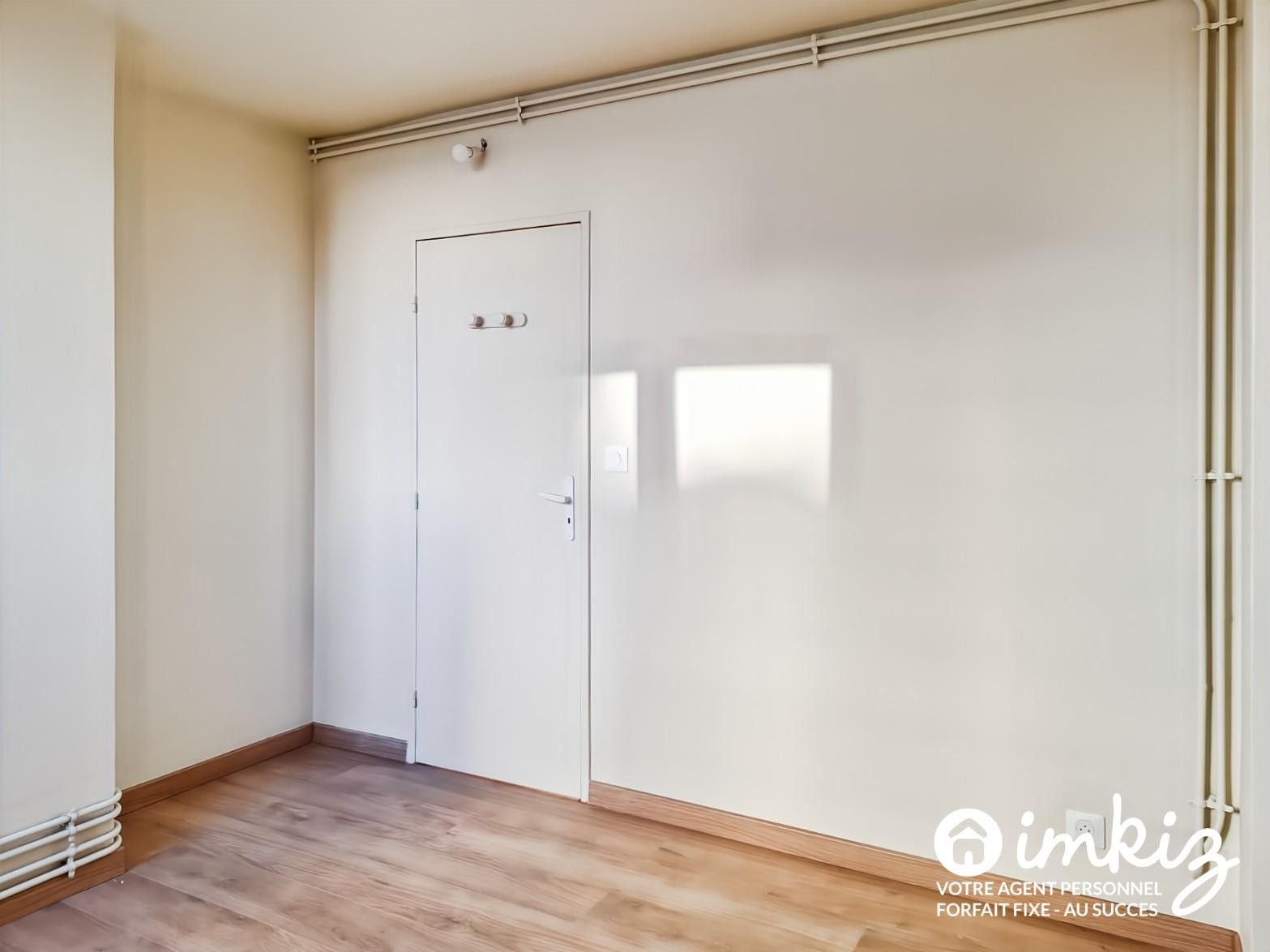 
                                                Location
                                                 Appartement 4 pièces refait à neuf