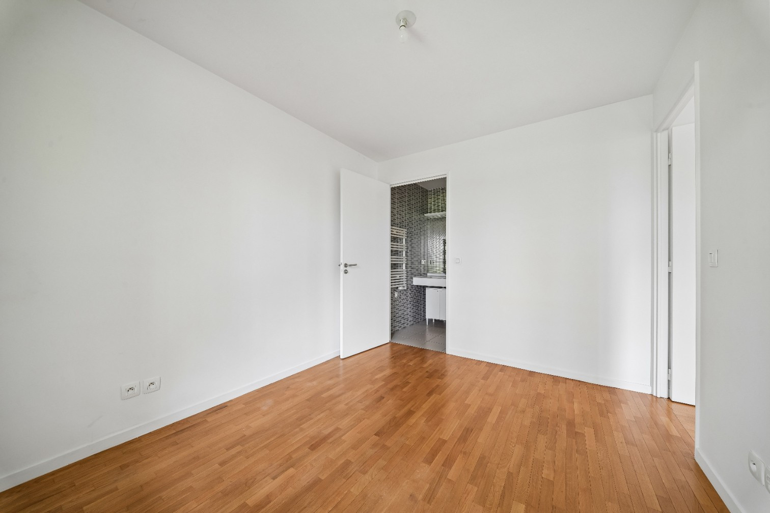 
                                                Vente
                                                 Appartement 4 pièces - Suresnes