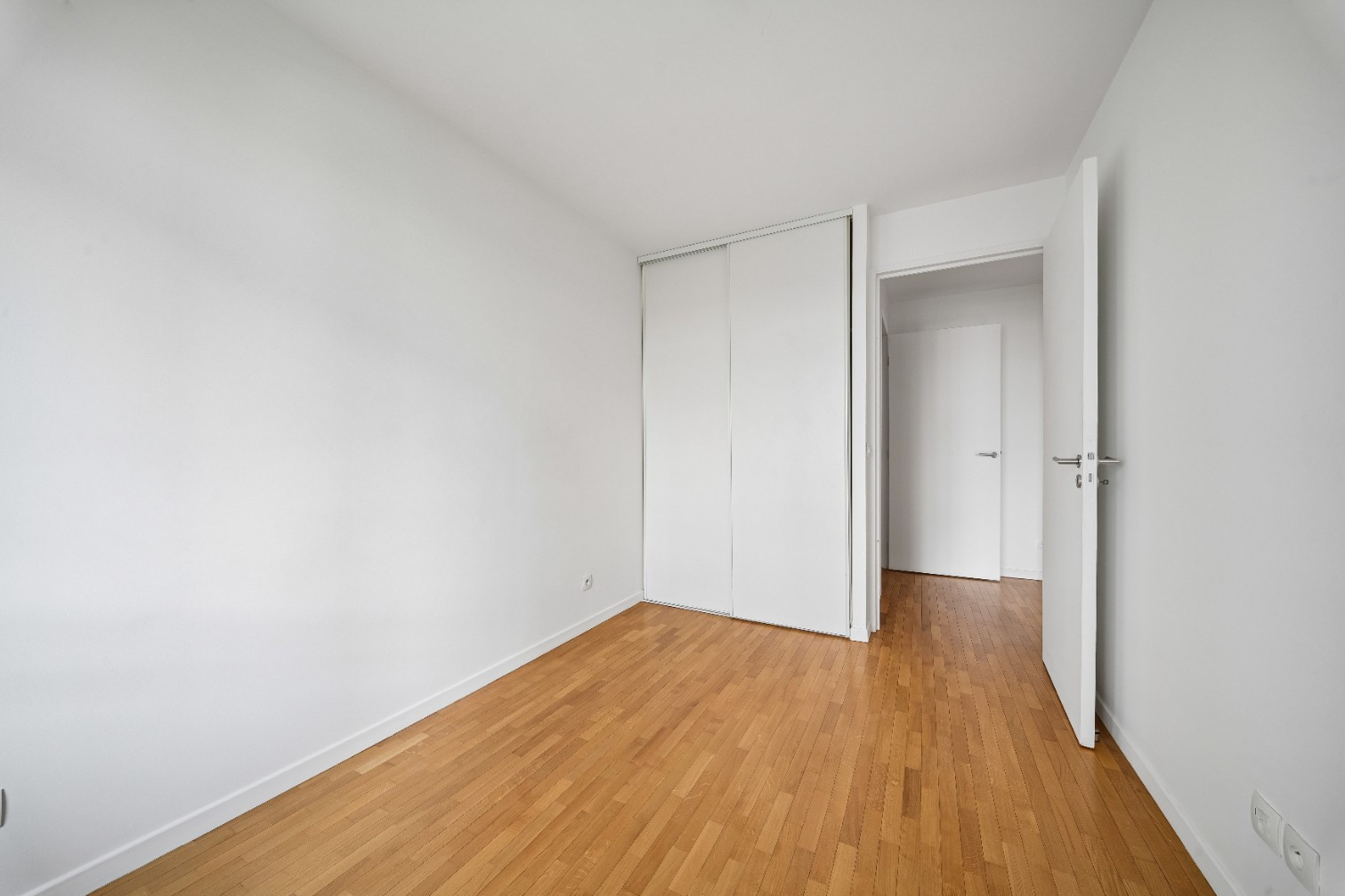 
                                                Vente
                                                 Appartement 4 pièces - Suresnes