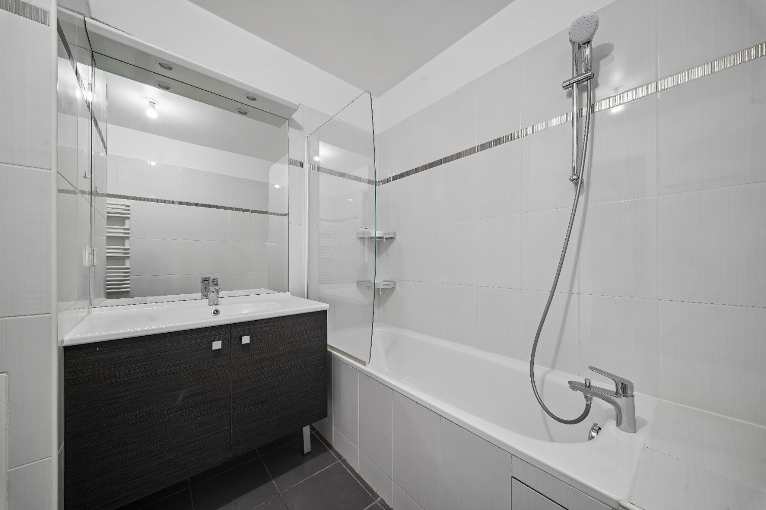 
                                                Vente
                                                 Appartement 4 pièces - Suresnes