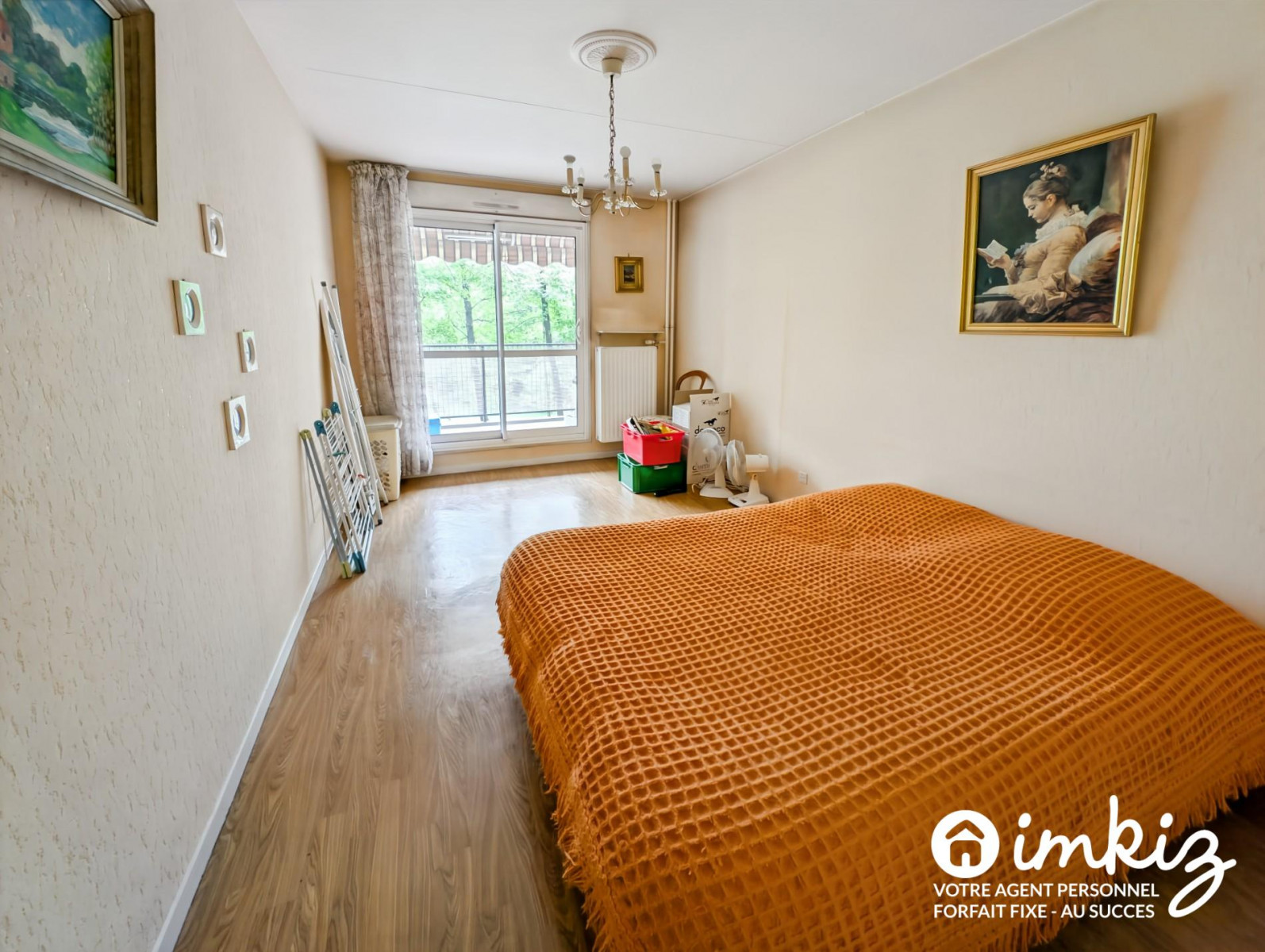 
                                                Vente
                                                 Appartement 4 pièces traversant exposé Est Ouest.