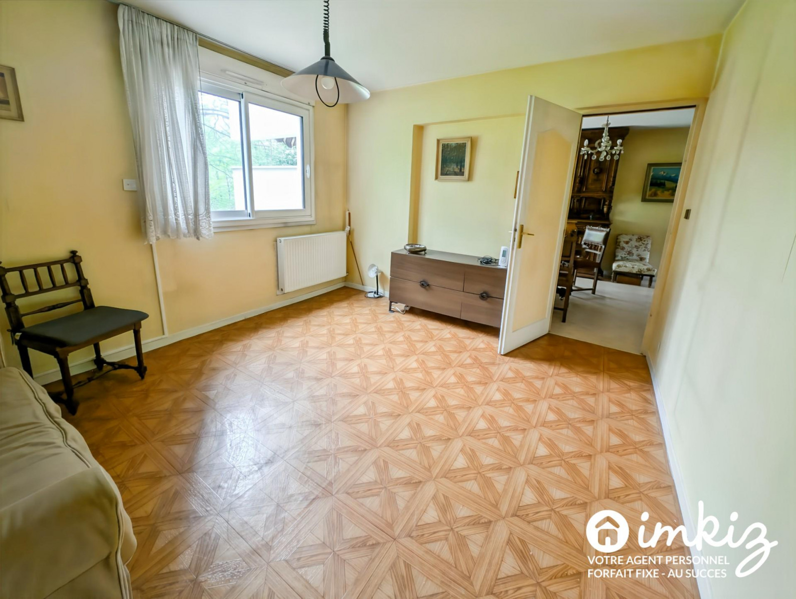 
                                                Vente
                                                 Appartement 4 pièces traversant exposé Est Ouest.