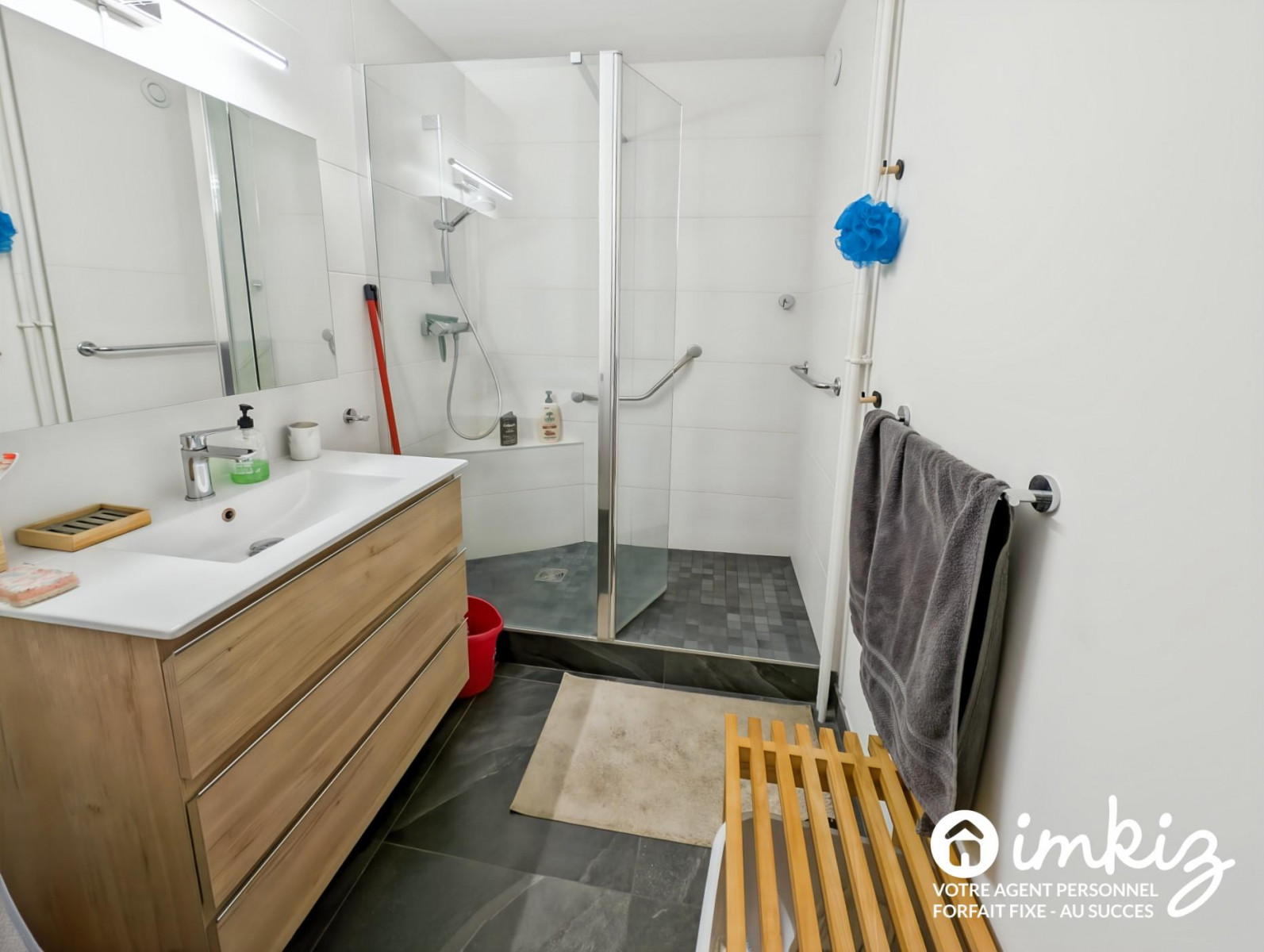 
                                                Vente
                                                 Appartement 4 pièces traversant exposé Est Ouest.