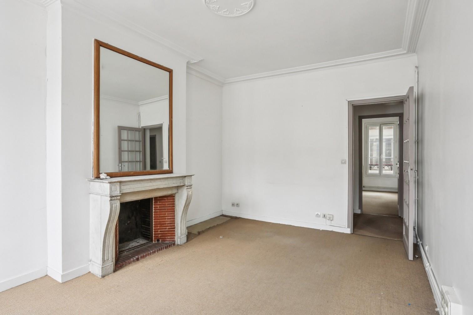 
                                                Vente
                                                 Appartement 4 pièces à rénover - Paris 8e