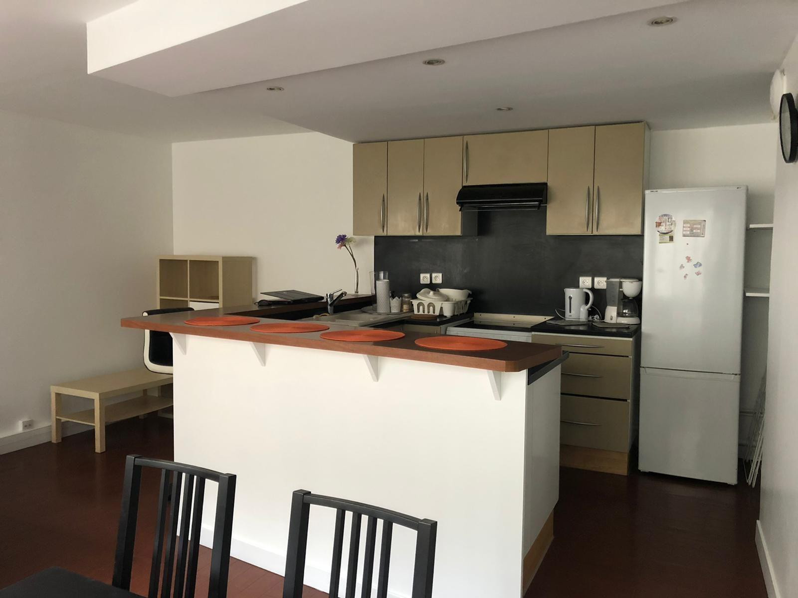 
                                                Location
                                                 Appartement 42 m² calme 2ème étage place d'italie