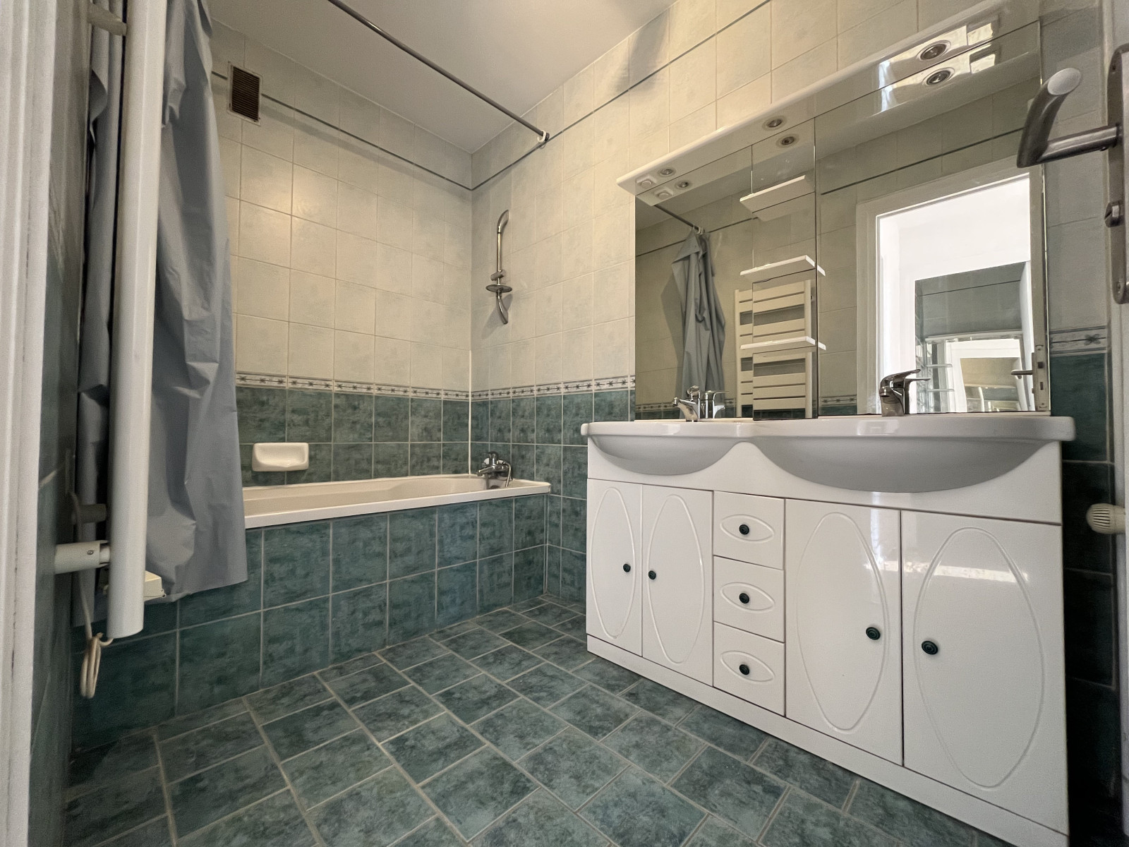 
                                                Vente
                                                 Appartement - 5 pièces - 120 m²