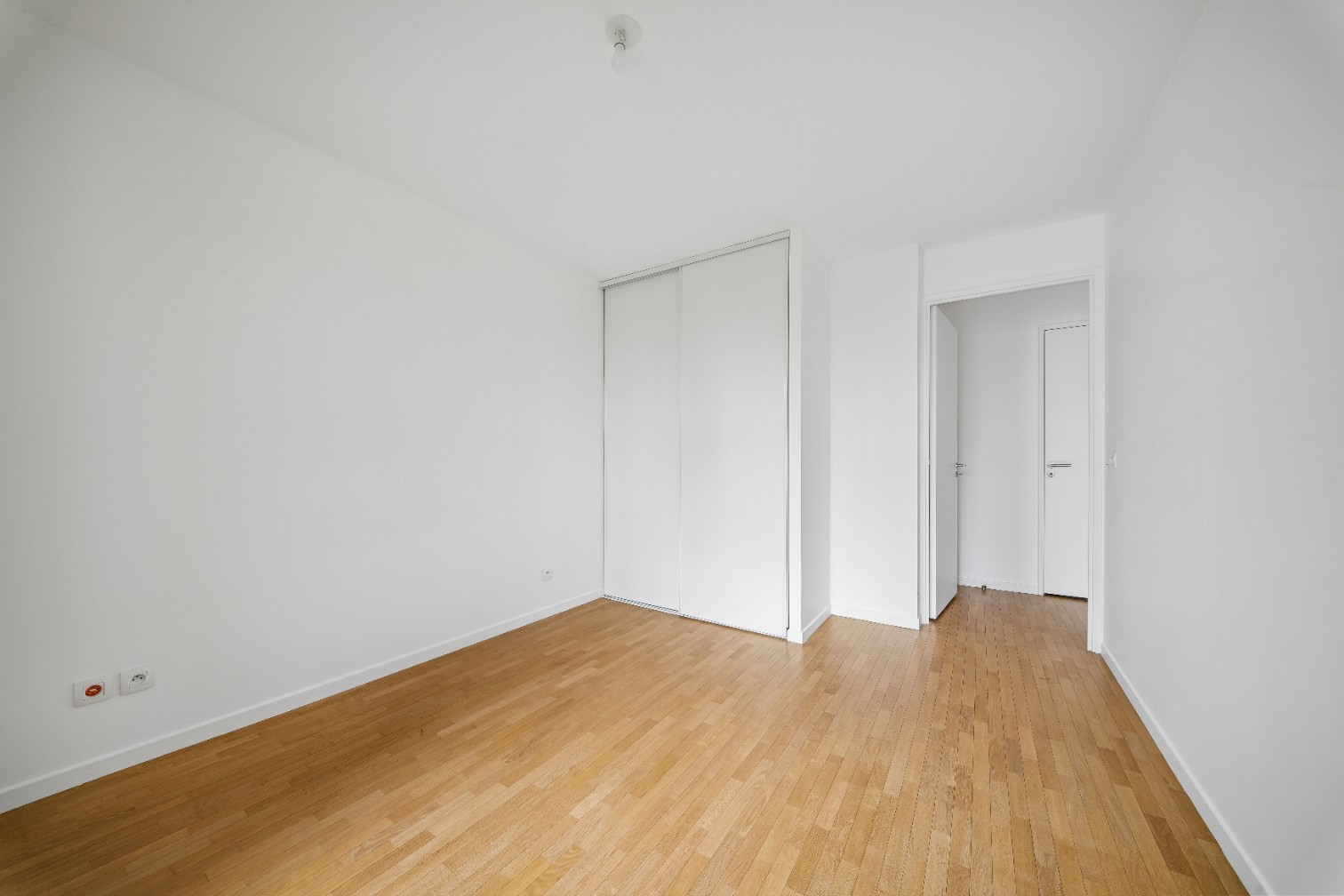 
                                                Vente
                                                 Appartement 5 pièces avec balcon - Suresnes