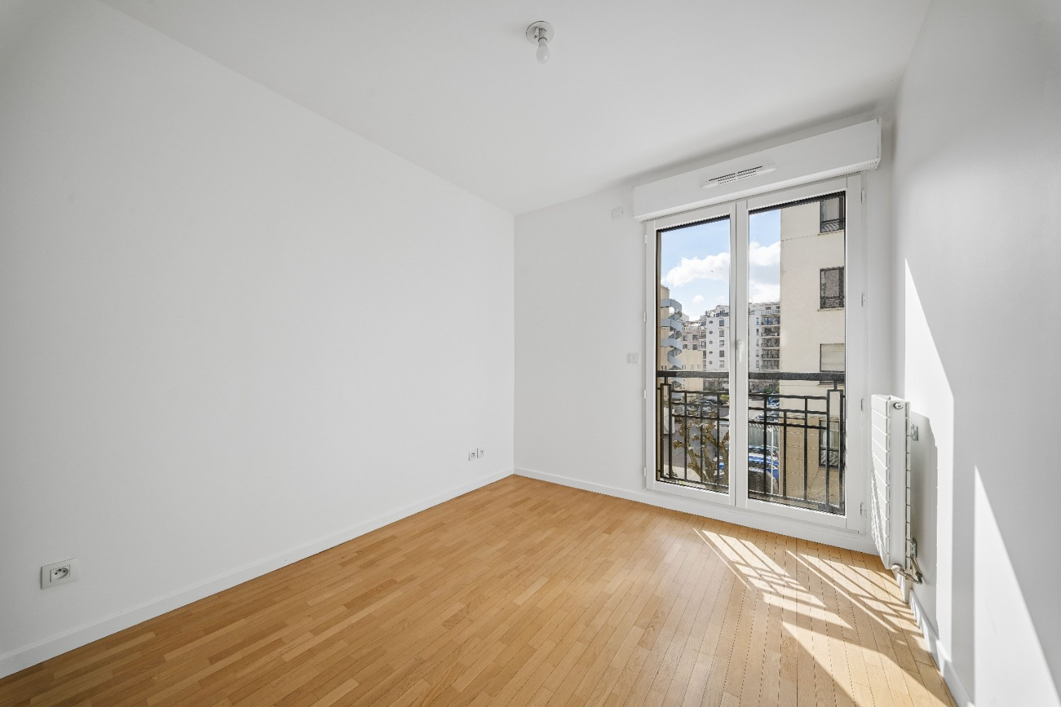 
                                                Vente
                                                 Appartement 5 pièces avec balcon - Suresnes