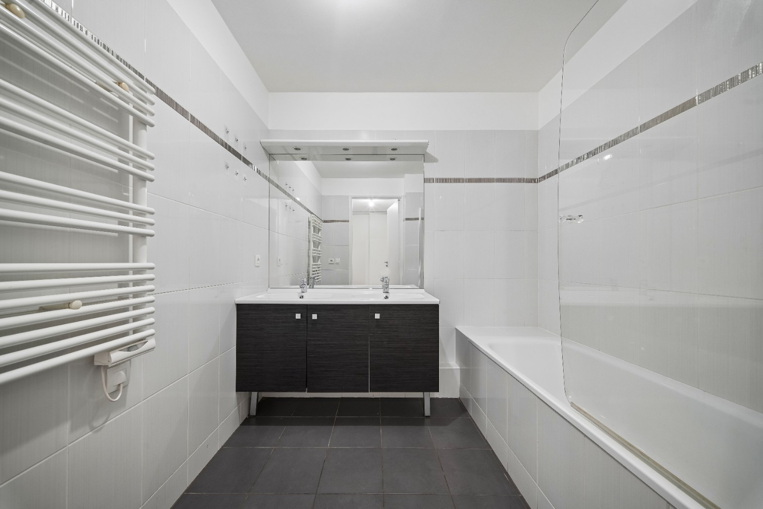 
                                                Vente
                                                 Appartement 5 pièces avec balcon - Suresnes