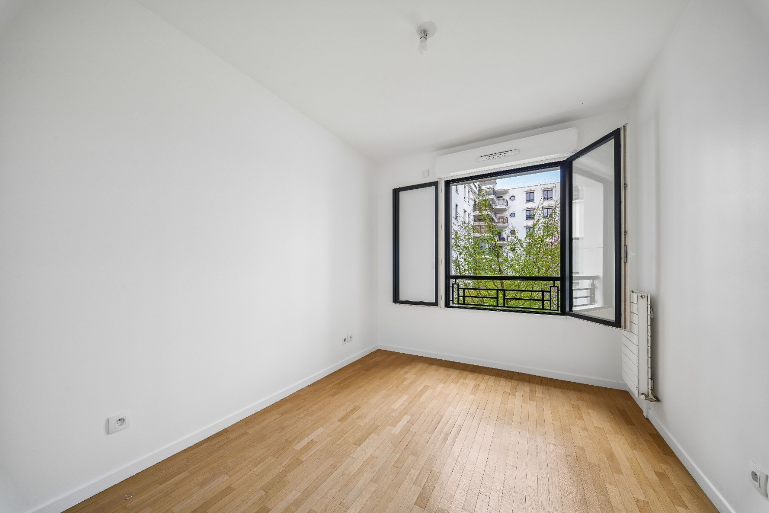 
                                                Vente
                                                 Appartement 5 pièces avec balcon - Suresnes