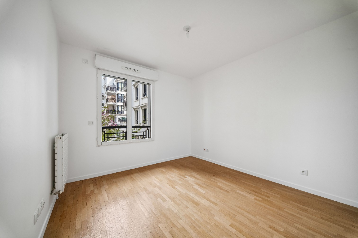 
                                                Vente
                                                 Appartement 5 pièces avec balcon - Suresnes
