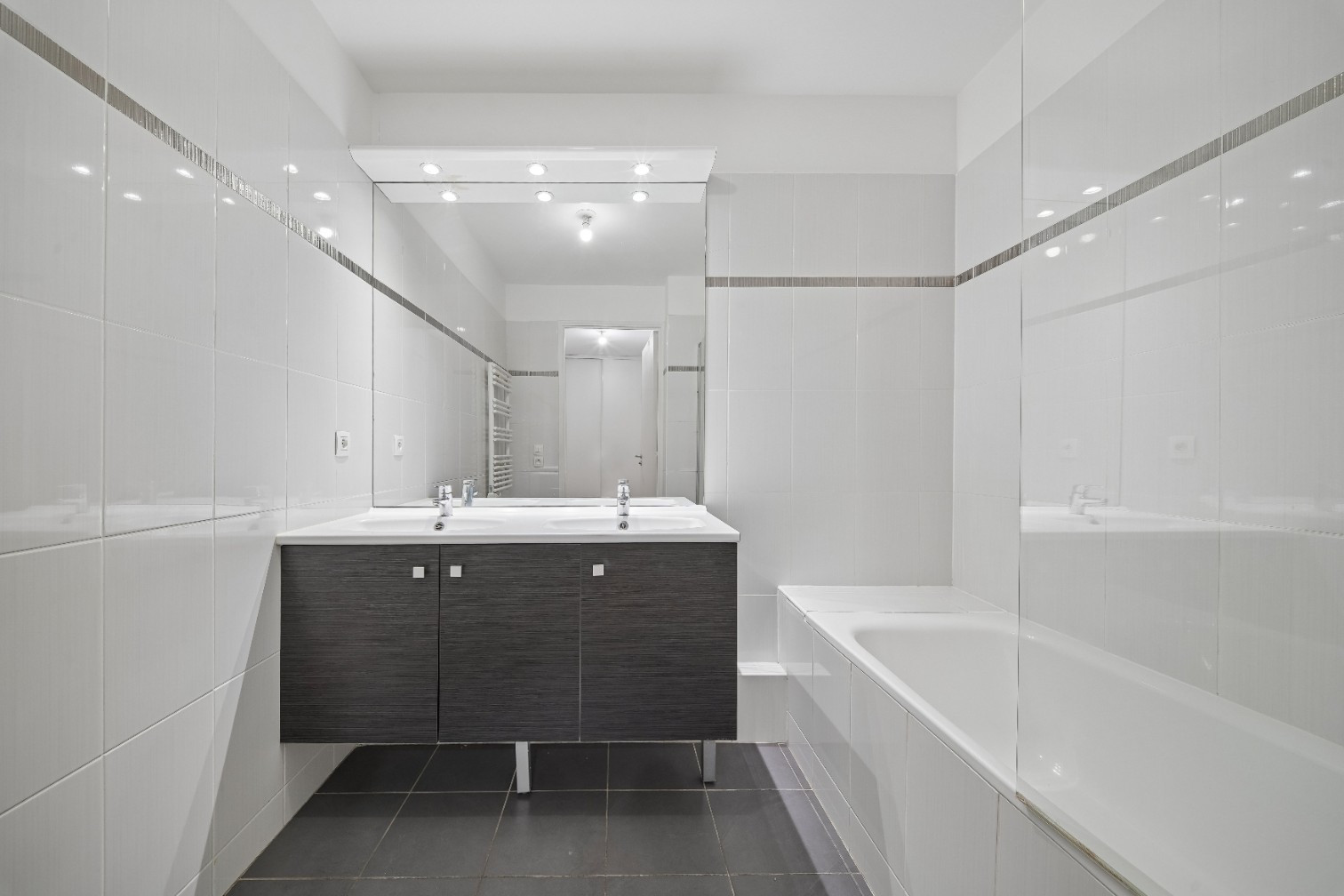 
                                                Vente
                                                 Appartement 5 pièces avec balcon - Suresnes