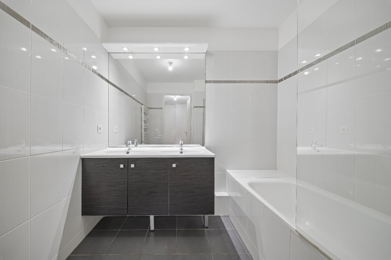 
                                                Vente
                                                 Appartement 5 pièces avec balcon - Suresnes