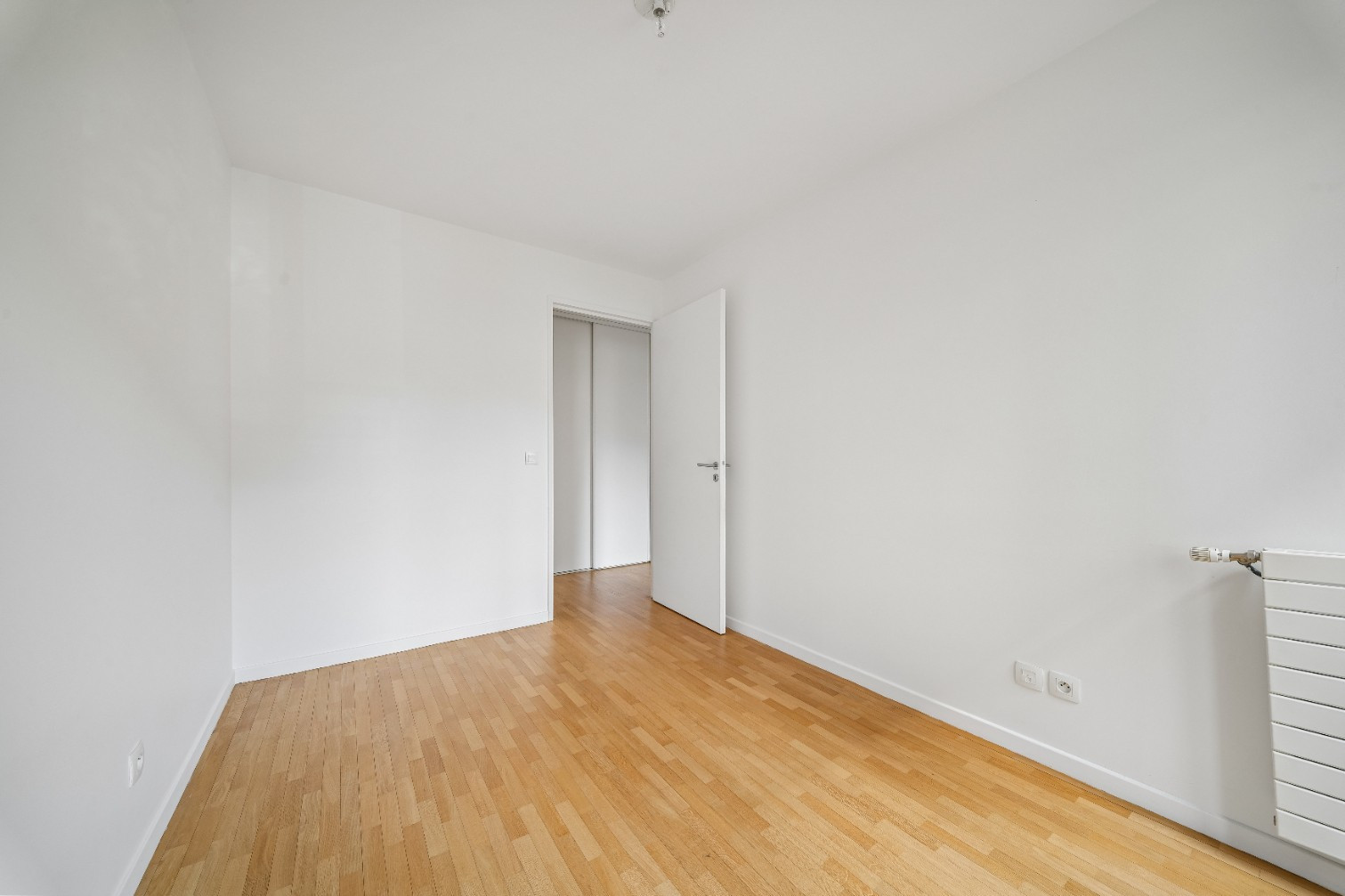 
                                                Vente
                                                 Appartement 5 pièces avec balcon - Suresnes