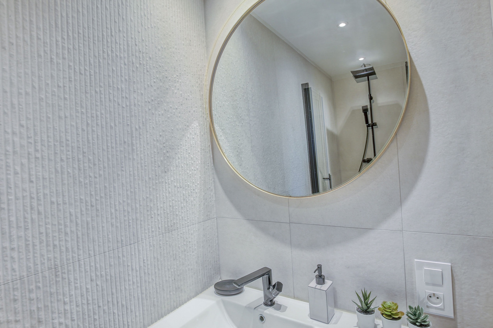 
                                                Location
                                                 Appartement 6 personnes – à 5 minutes des plages et de la gare (loyer tout inclus)