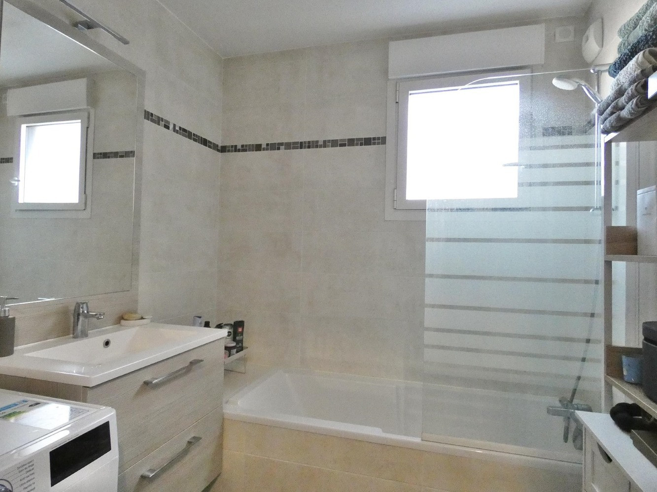 
                                                Vente
                                                 Appartement - 64,01 m² - 3 pièces