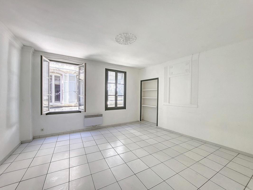 
                                                Vente
                                                 Appartement 65m², T3, 1er étage