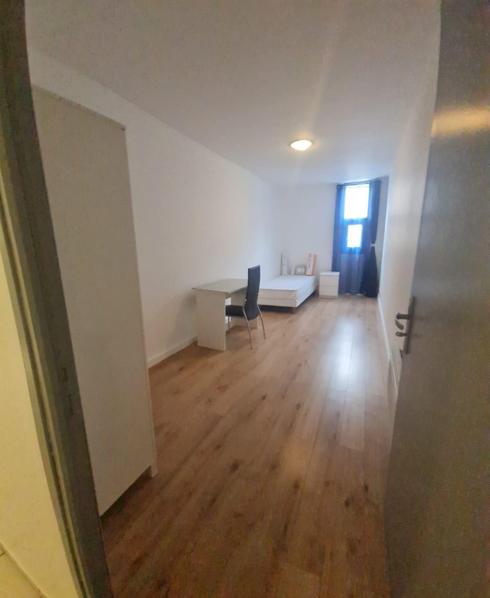 
                                                Location
                                                 Appartement 7 pièces rénové