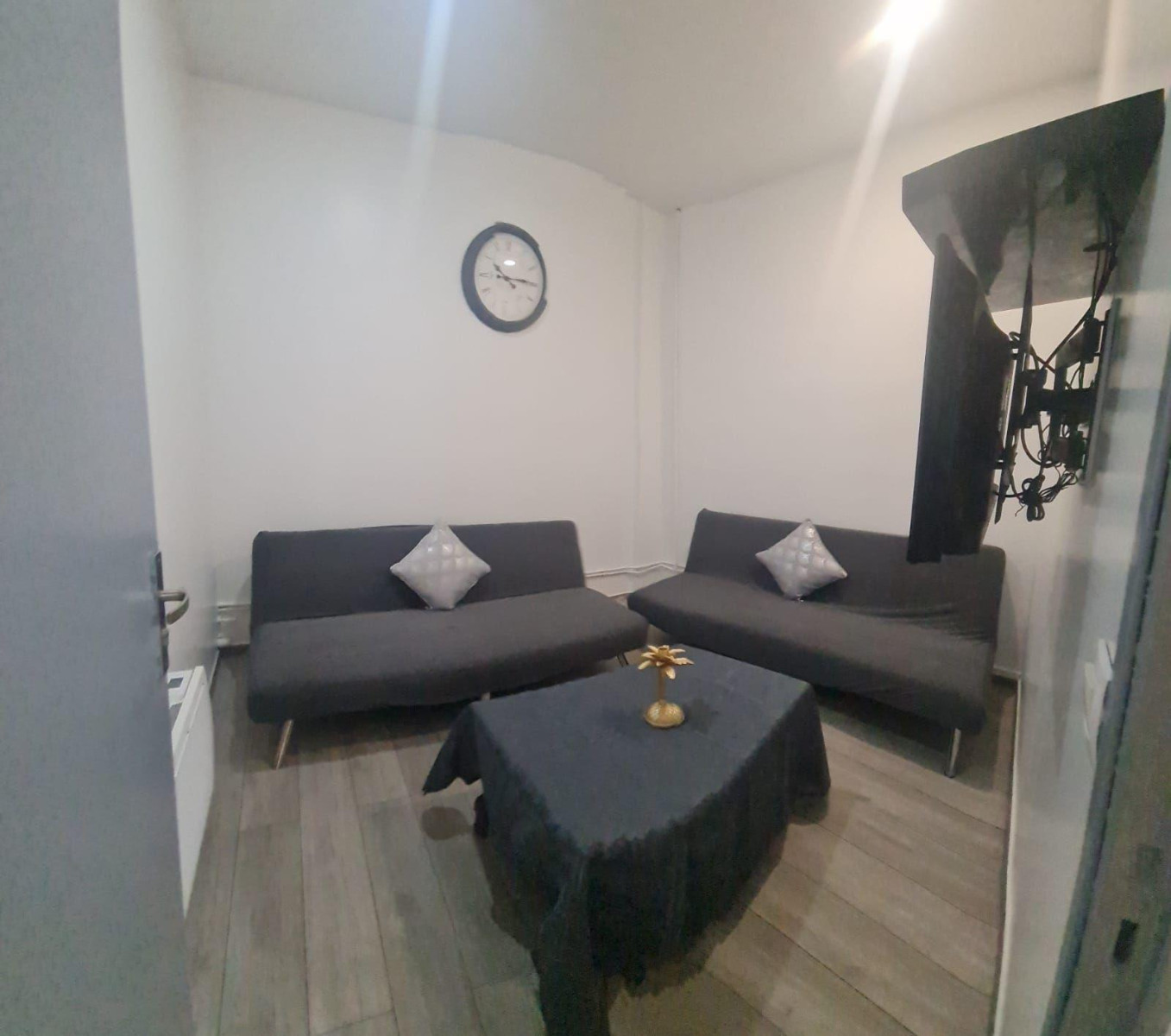 
                                                Location
                                                 Appartement 7 pièces rénové