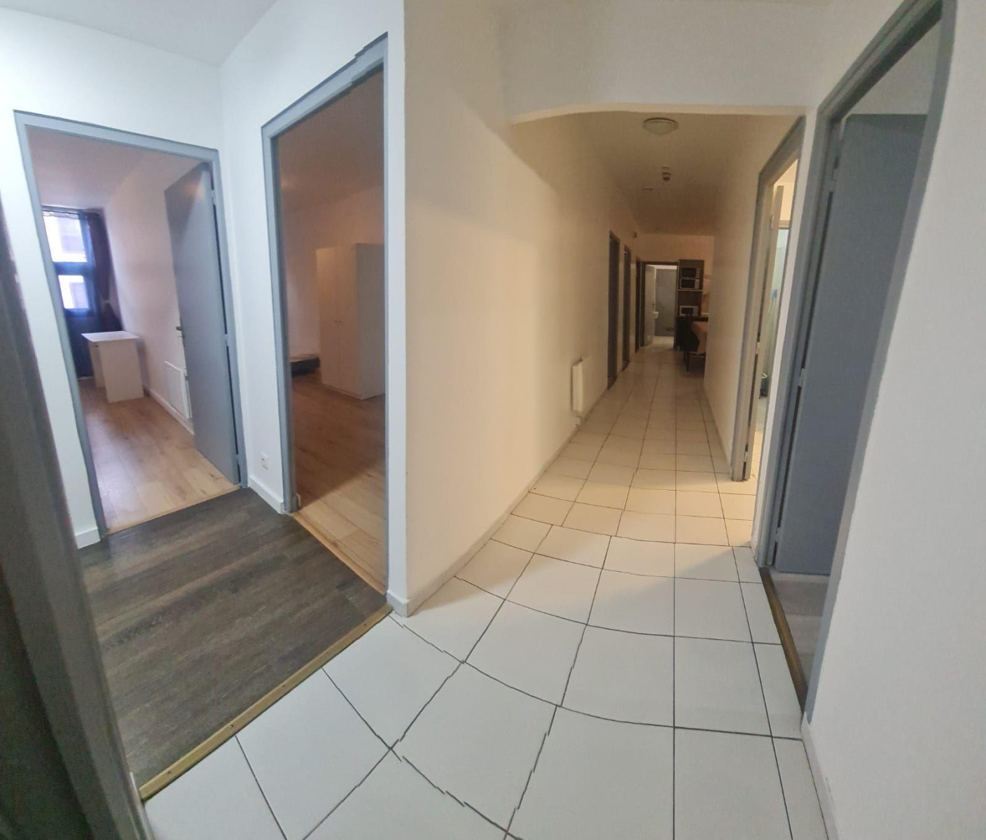 
                                                Location
                                                 Appartement 7 pièces rénové