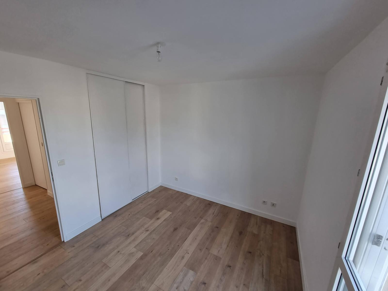 
                                                Location
                                                 APPARTEMENT 70 m2 / 2 CHAMBRES/ PROCHE COMMODITE