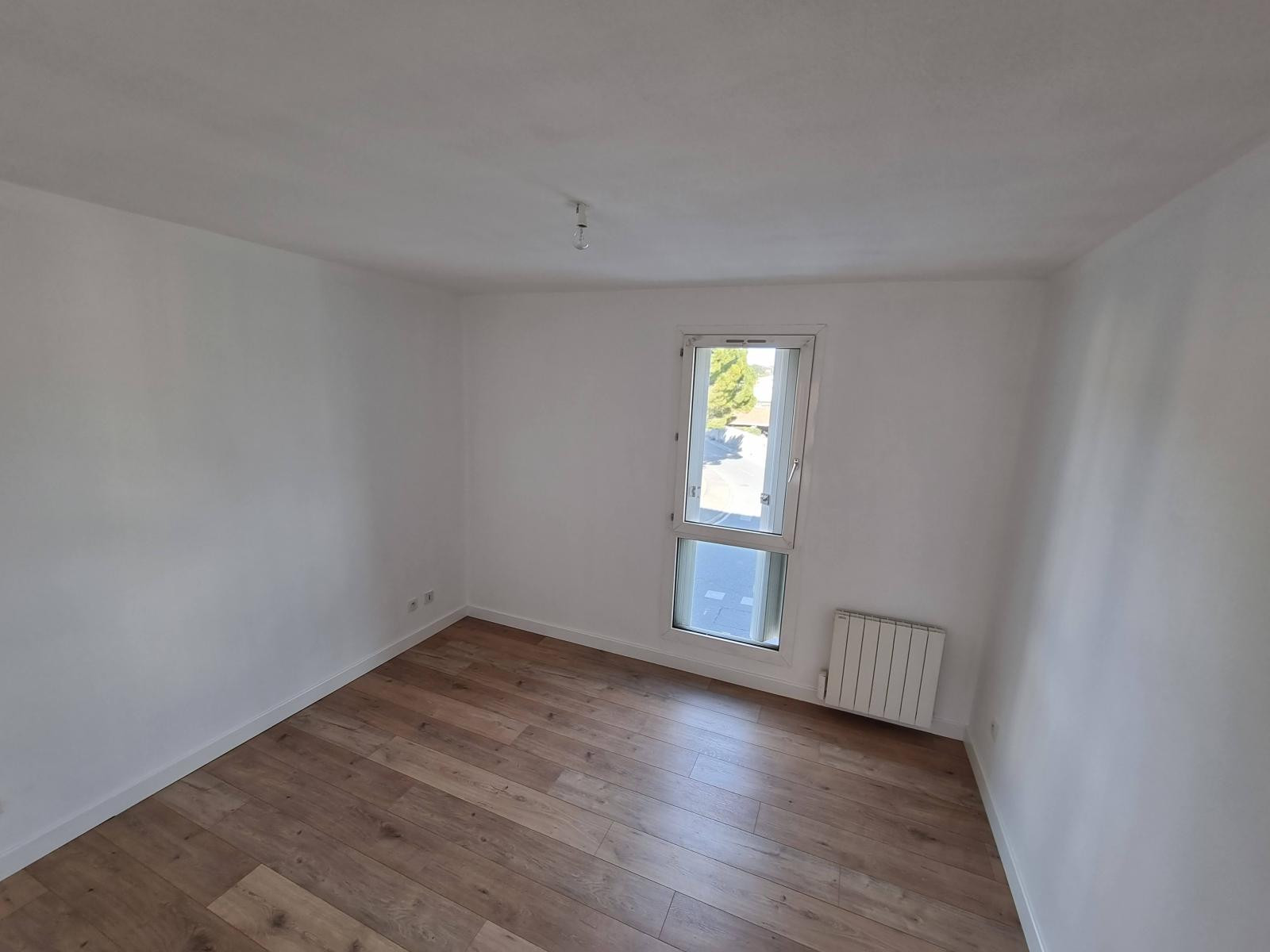 
                                                Location
                                                 APPARTEMENT 70 m2 / 2 CHAMBRES/ PROCHE COMMODITE