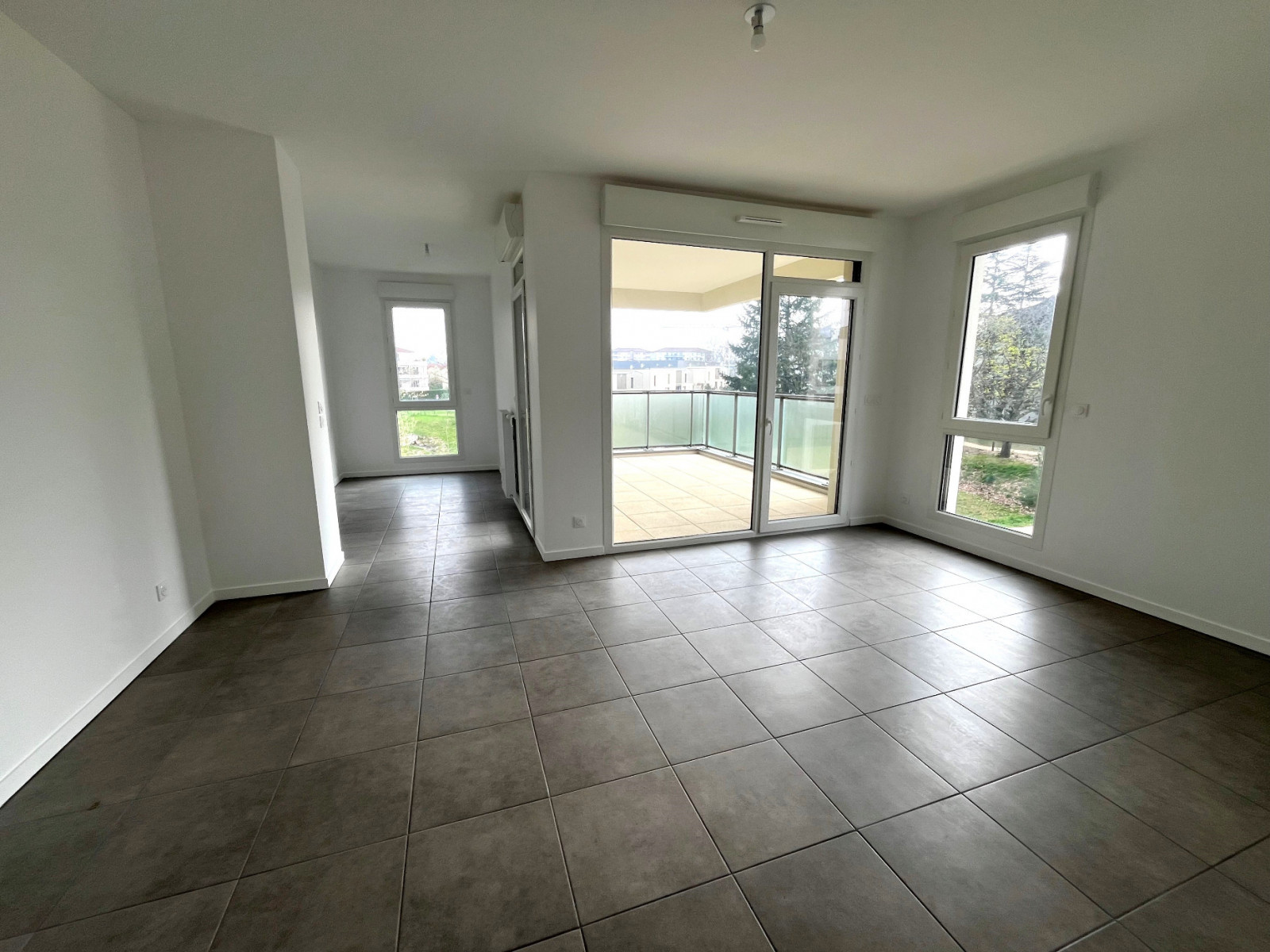 
                                                Vente
                                                 APPARTEMENT 81 m² - RILLIEUX-LA-PAPE