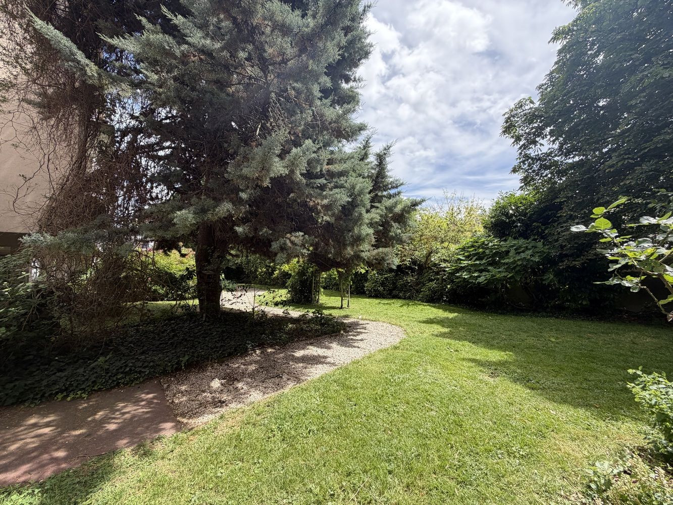 
                                                Location
                                                 Appartement - 86 m² - 4 pièces