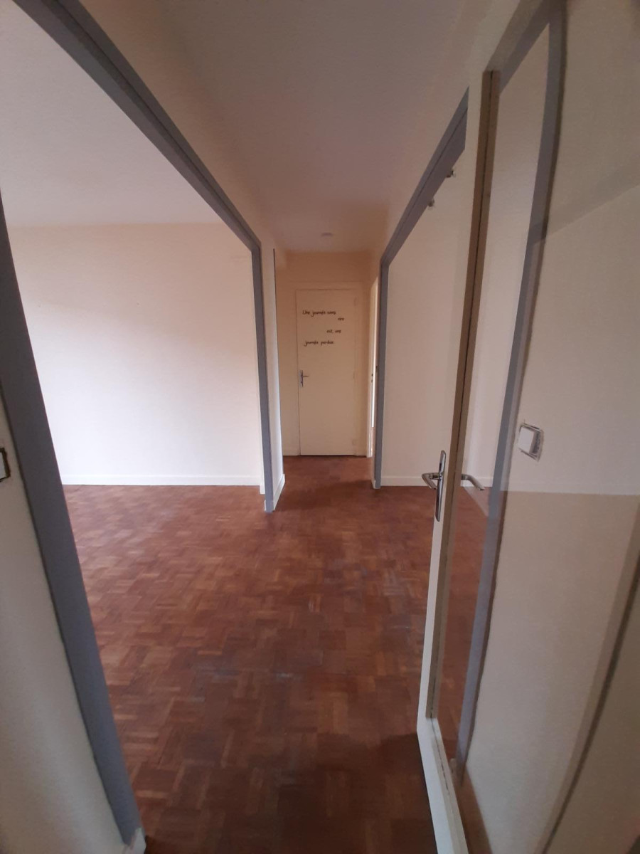 
                                                Location
                                                 Appartement agréable à vivre dans résidence calme