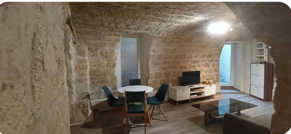 
                                                Location
                                                 Appartement atypique de 35 M2 en entresol