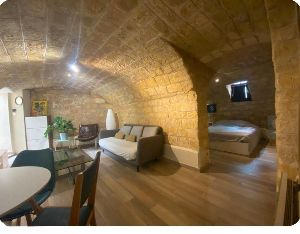 
                                                Location
                                                 Appartement atypique de 35 M2 en entresol