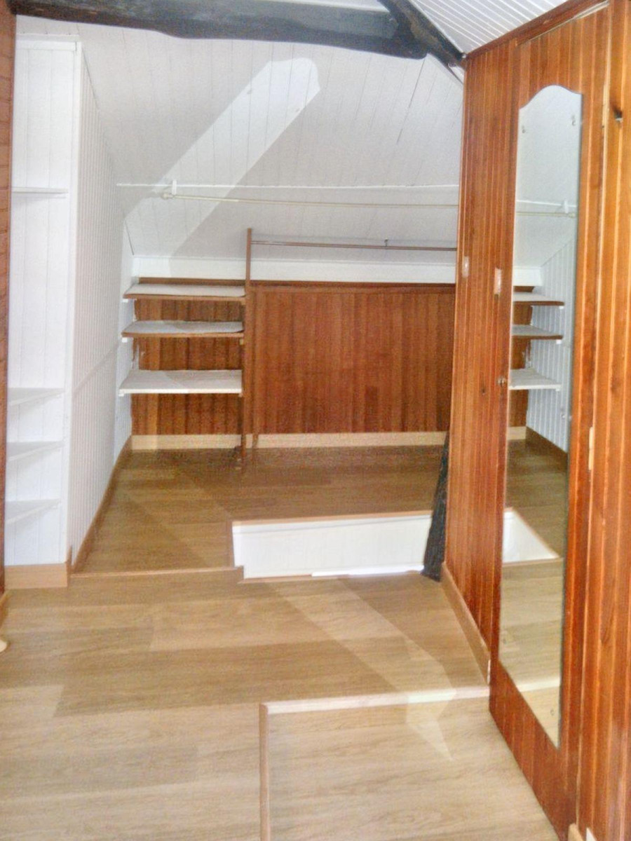 
                                                Location
                                                 Appartement atypique, tranquille, près commerçants