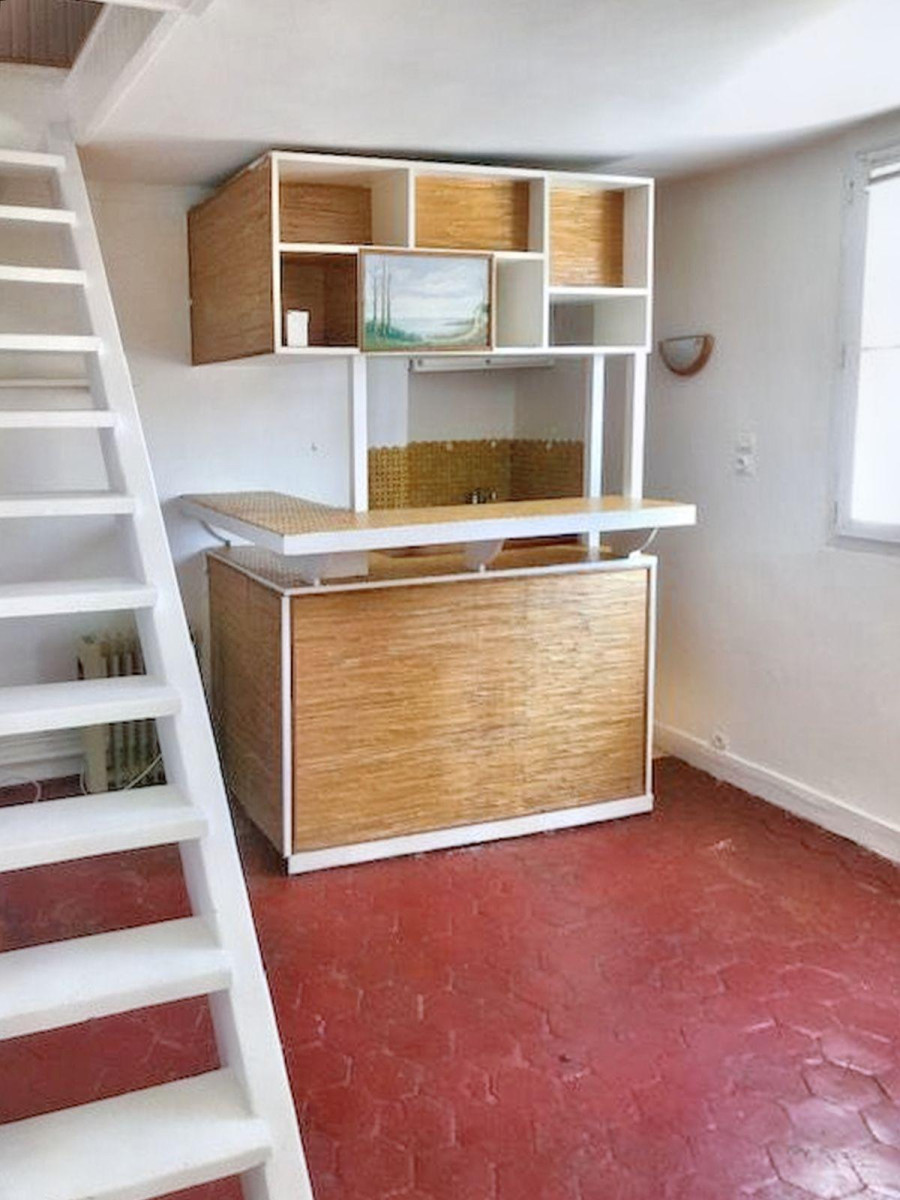 
                                                Location
                                                 Appartement atypique, tranquille, près commerçants
