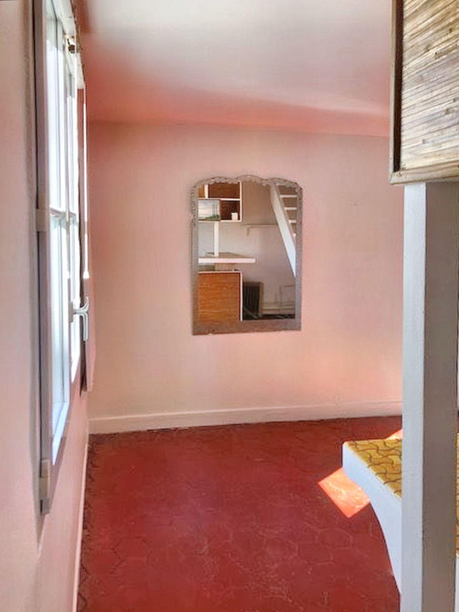 
                                                Location
                                                 Appartement atypique, tranquille, près commerçants