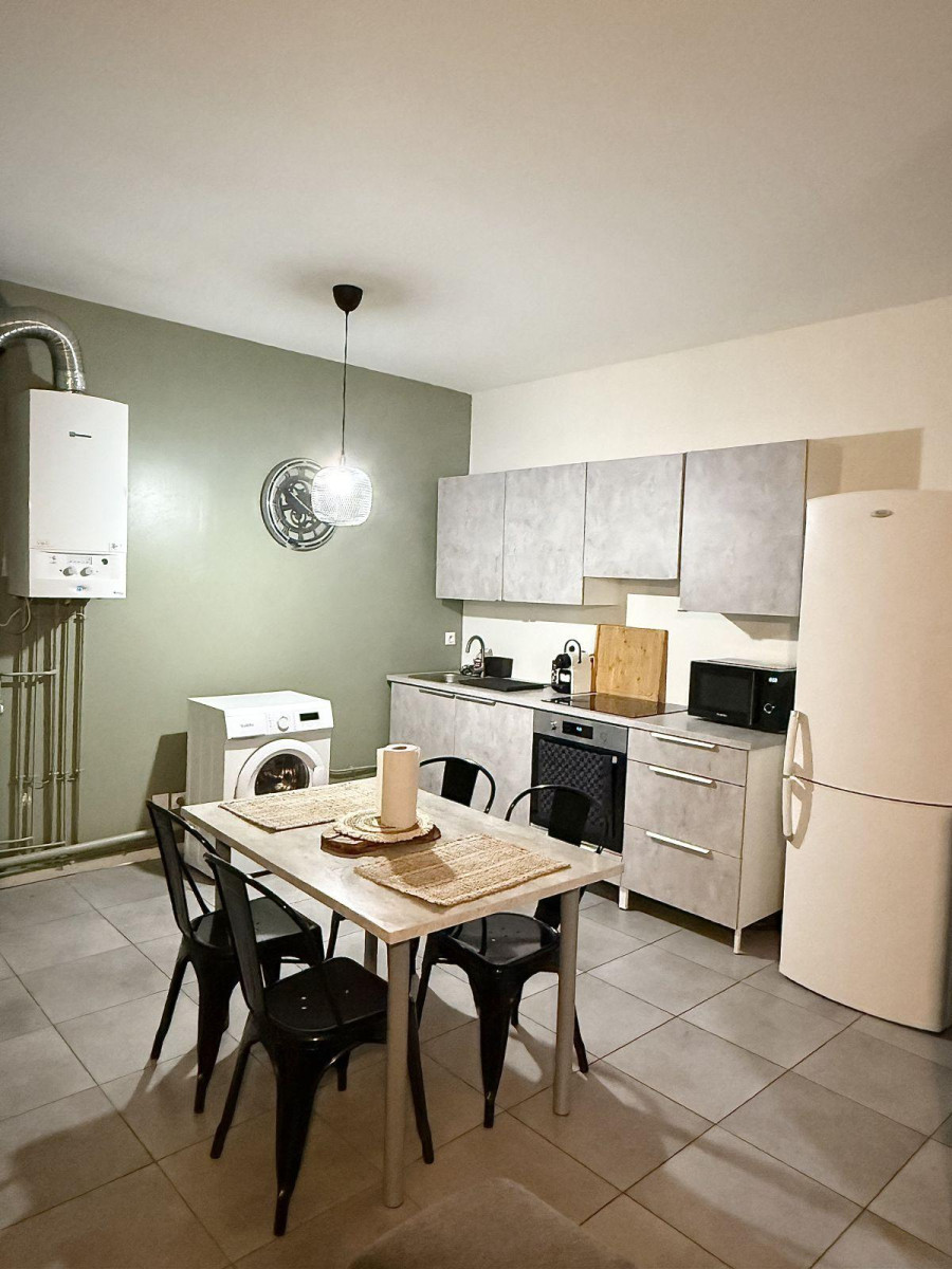 
                                                Location
                                                 Appartement au centre ville calme donnant sur cour