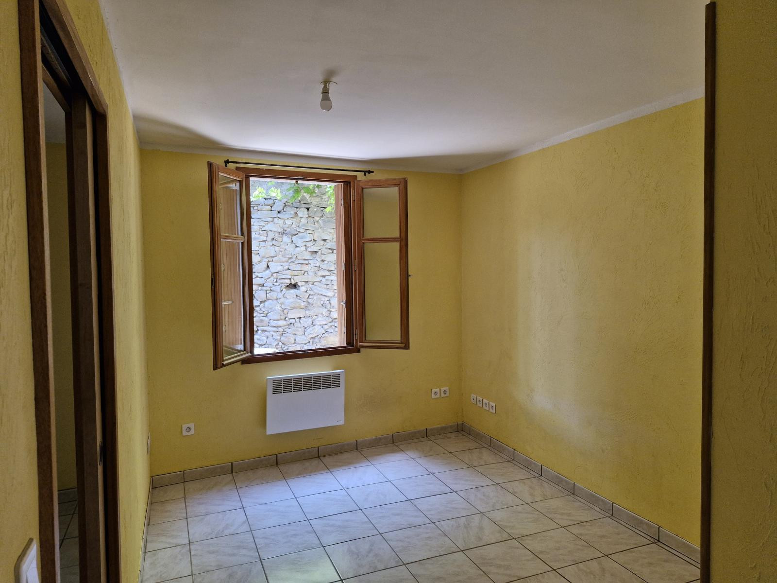 
                                                Location
                                                 Appartement au coeur du village de Montlegun.