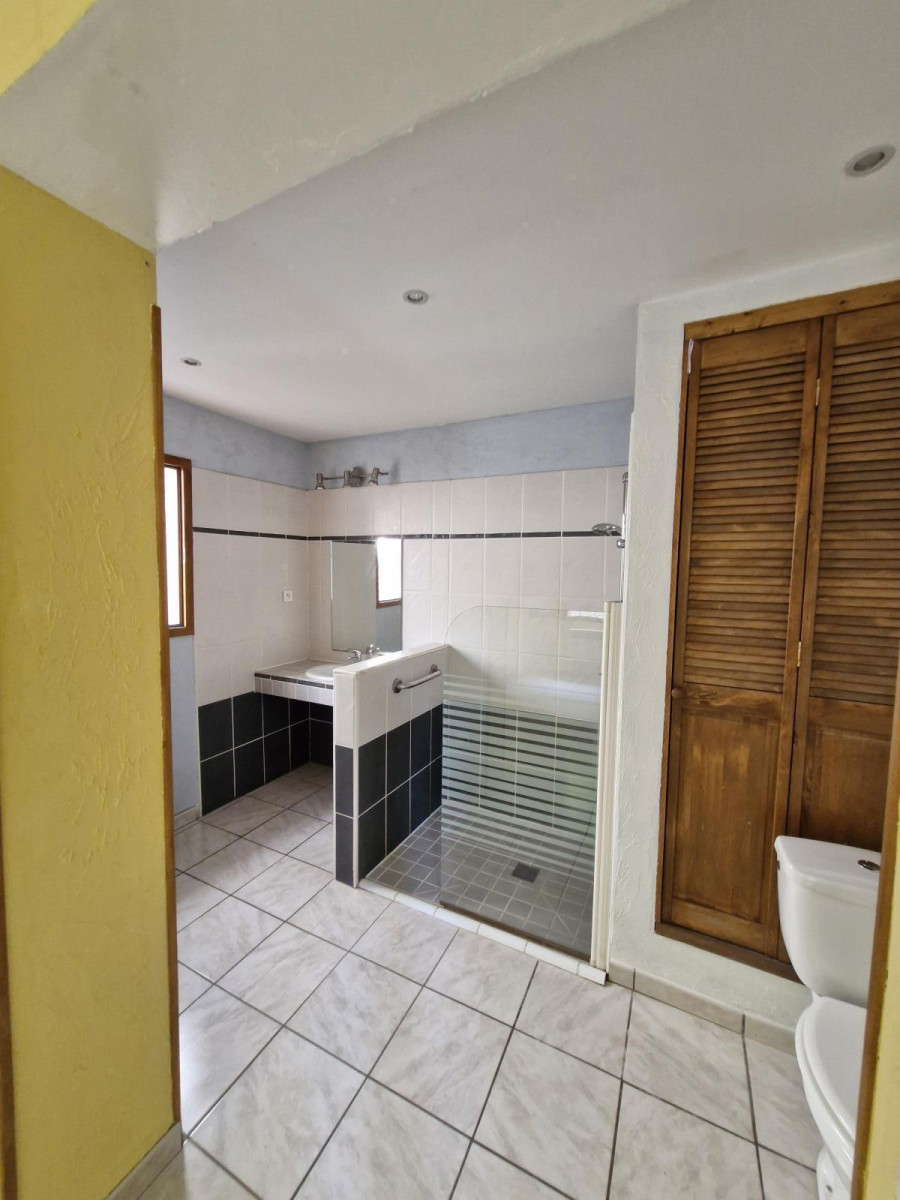 
                                                Location
                                                 Appartement au coeur du village de Montlegun.