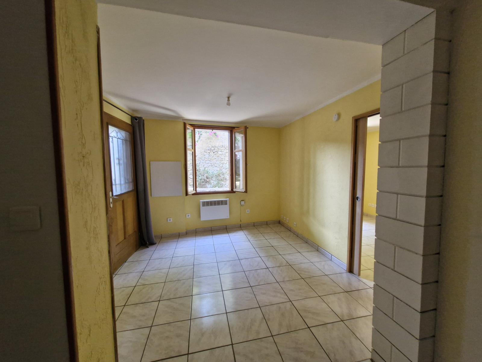 
                                                Location
                                                 Appartement au coeur du village de Montlegun.