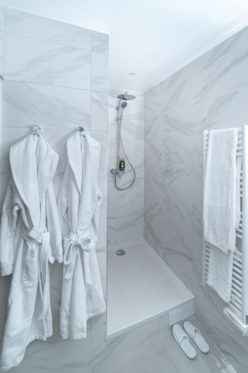
                                                Location
                                                 Appartement avec balcon - Champs Elysées (loyer tout inclus)