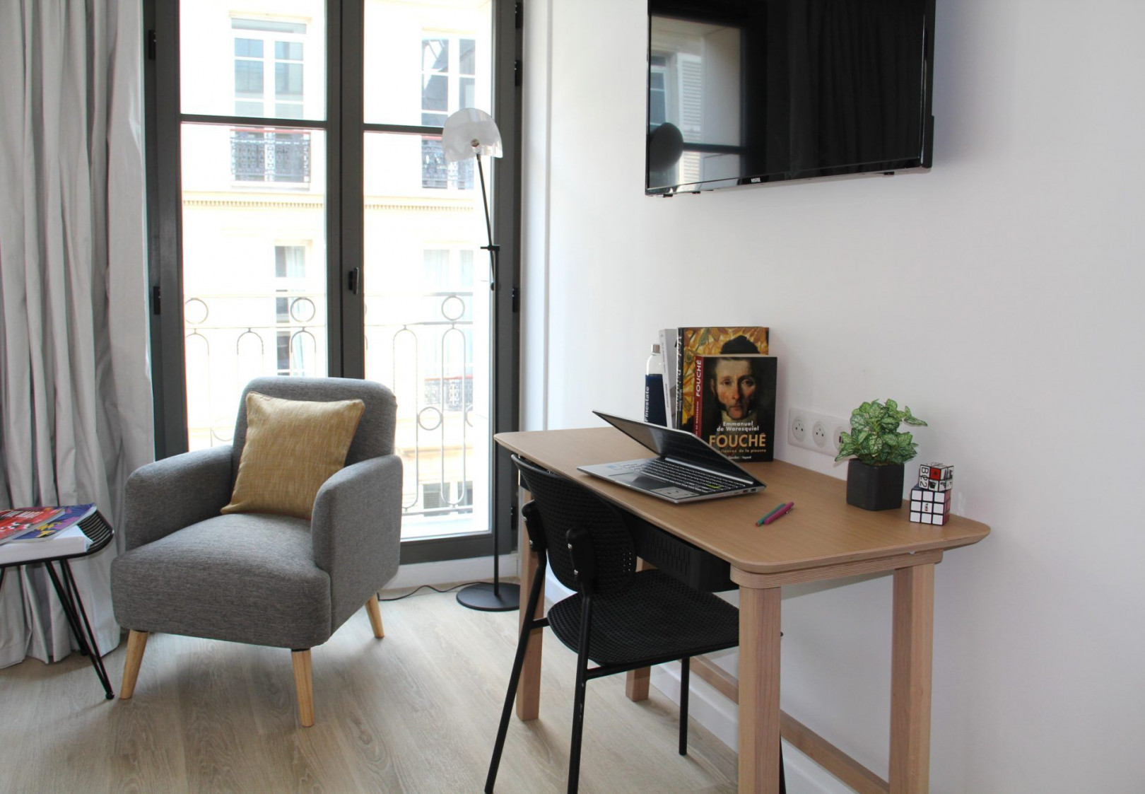 
                                                Location
                                                 Appartement avec balcon - Champs Elysées (loyer tout inclus)