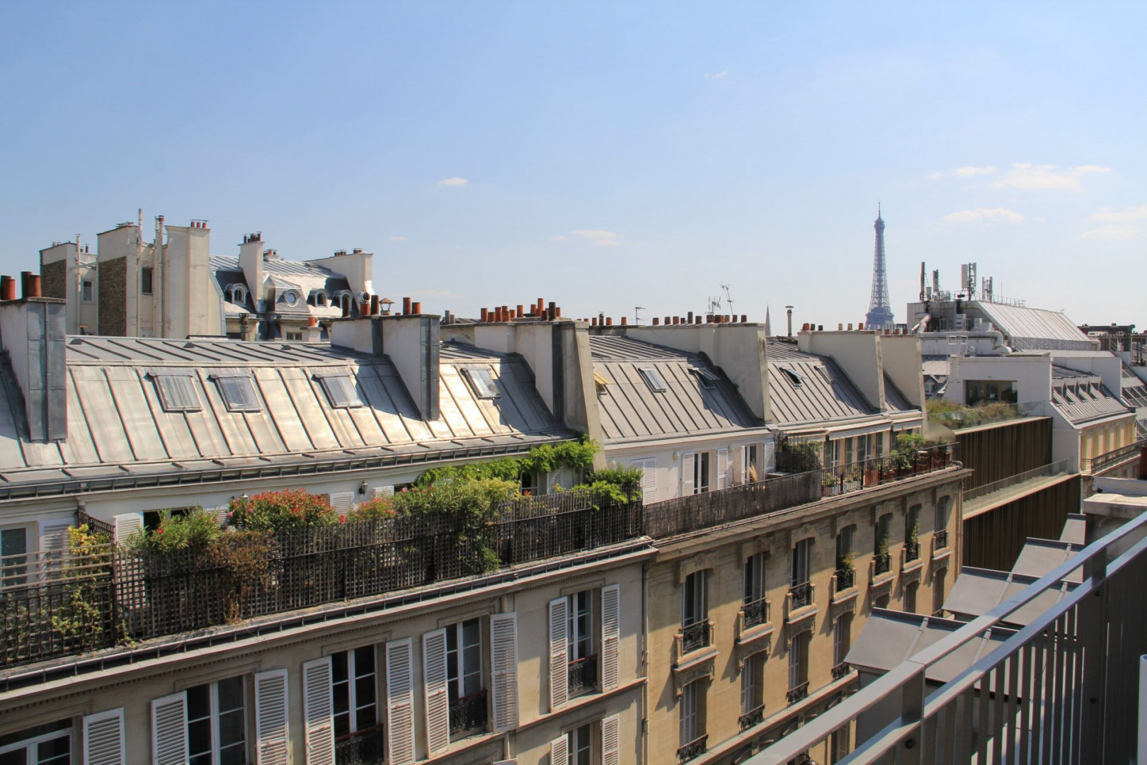 
                                                Location
                                                 Appartement avec balcon - Champs Elysées (loyer tout inclus)