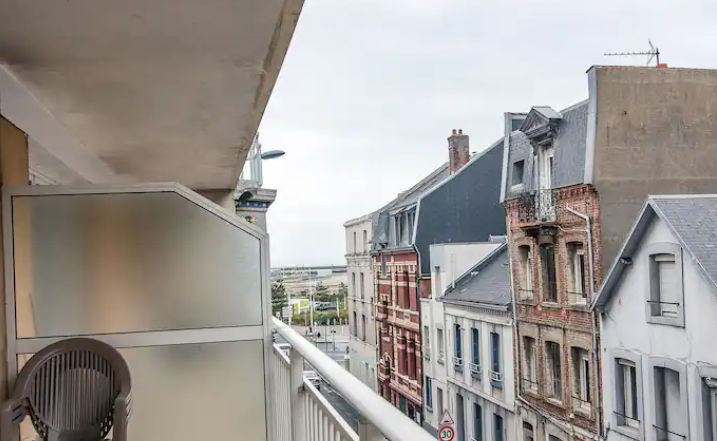 
                                                Location
                                                 Appartement avec balcon proche plage (loyer tout inclus)