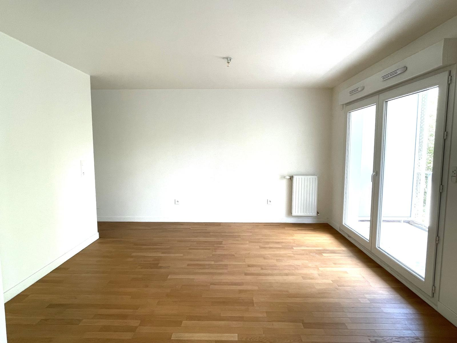 
                                                Location
                                                 Appartement avec grand balcon entre Seine et Parc.