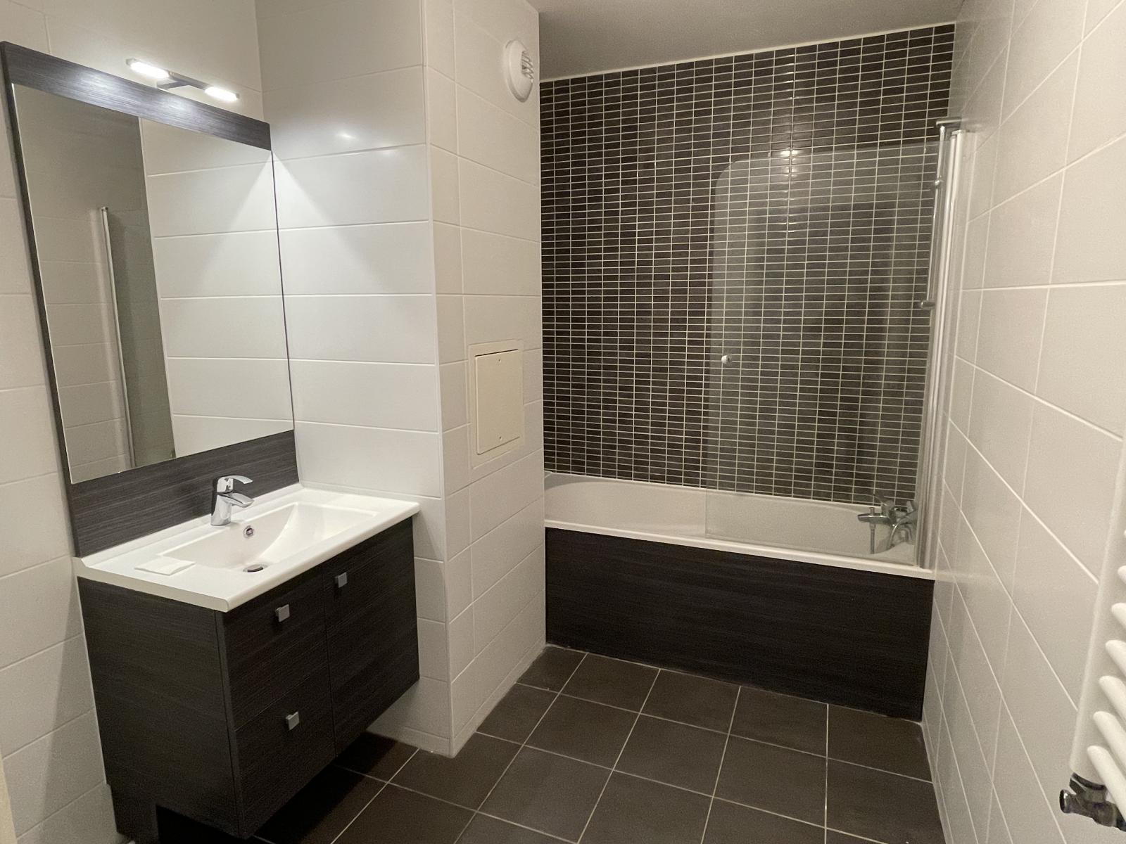 
                                                Location
                                                 Appartement avec grand balcon entre Seine et Parc.