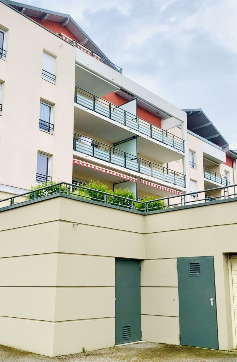 
                                                Location
                                                 Appartement avec grande terrasse au calme