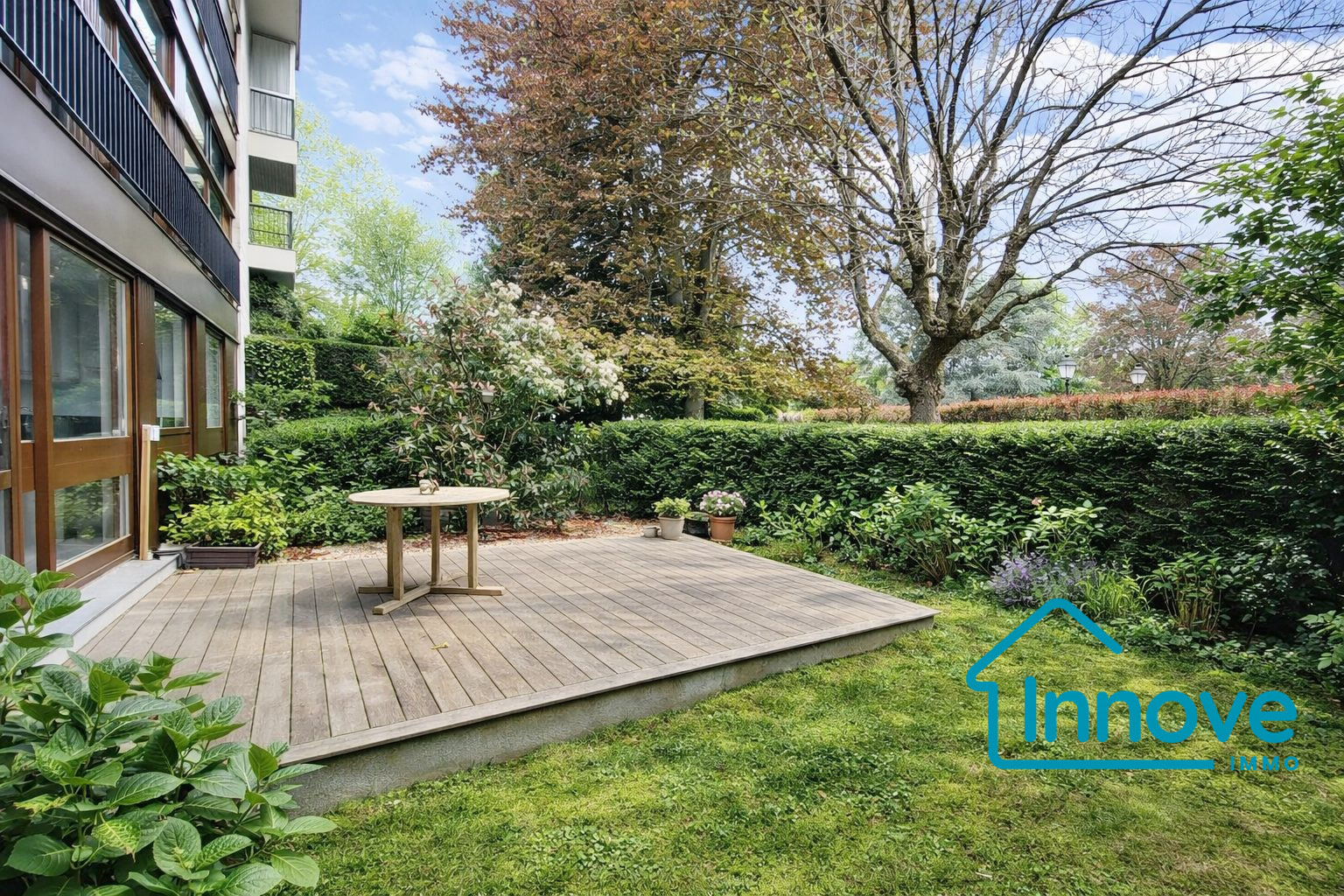 
                                                Vente
                                                 APPARTEMENT AVEC JARDIN ET BOX - LE CHESNAY-ROCQUENCOURT - 110 m