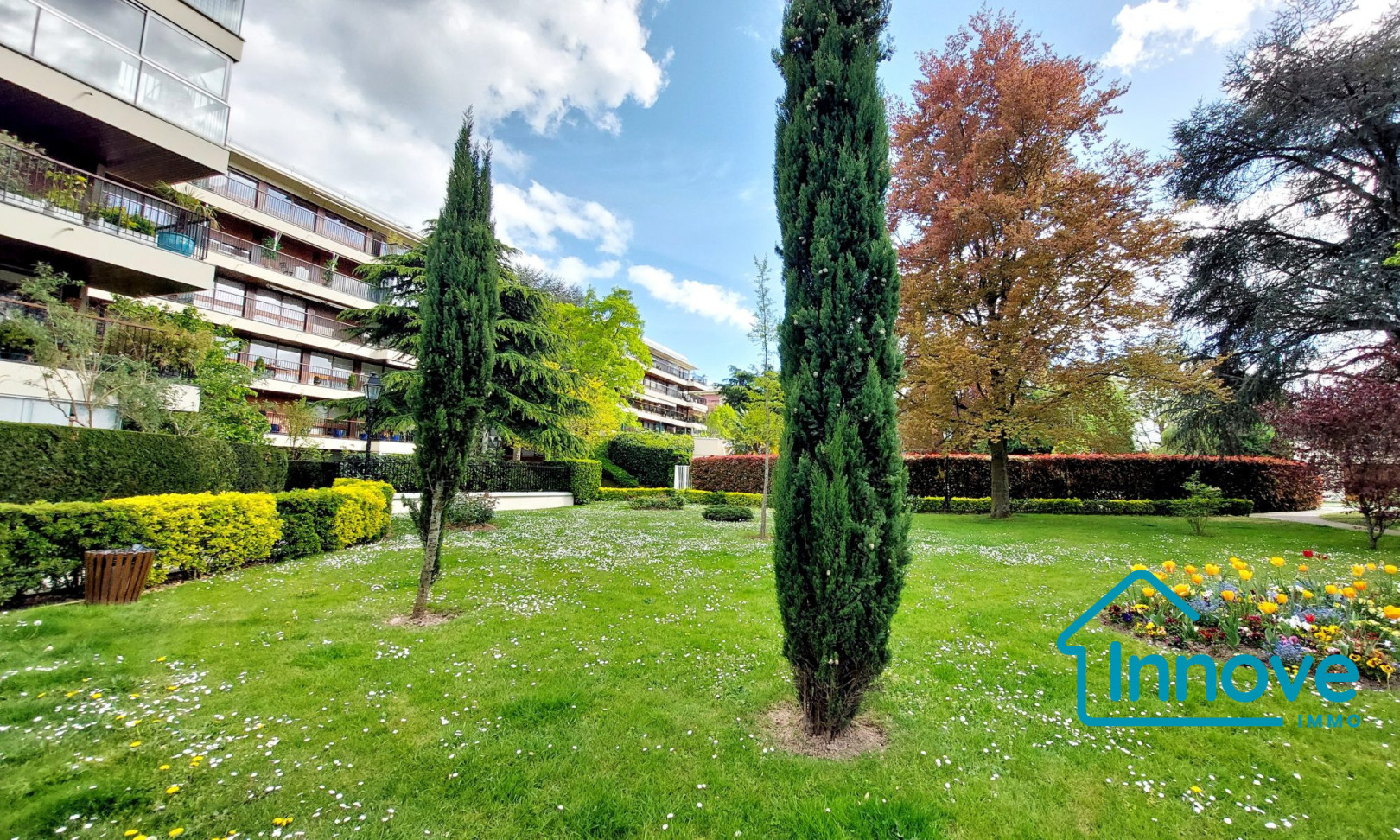 
                                                Vente
                                                 APPARTEMENT AVEC JARDIN ET BOX - LE CHESNAY-ROCQUENCOURT - 110 m
