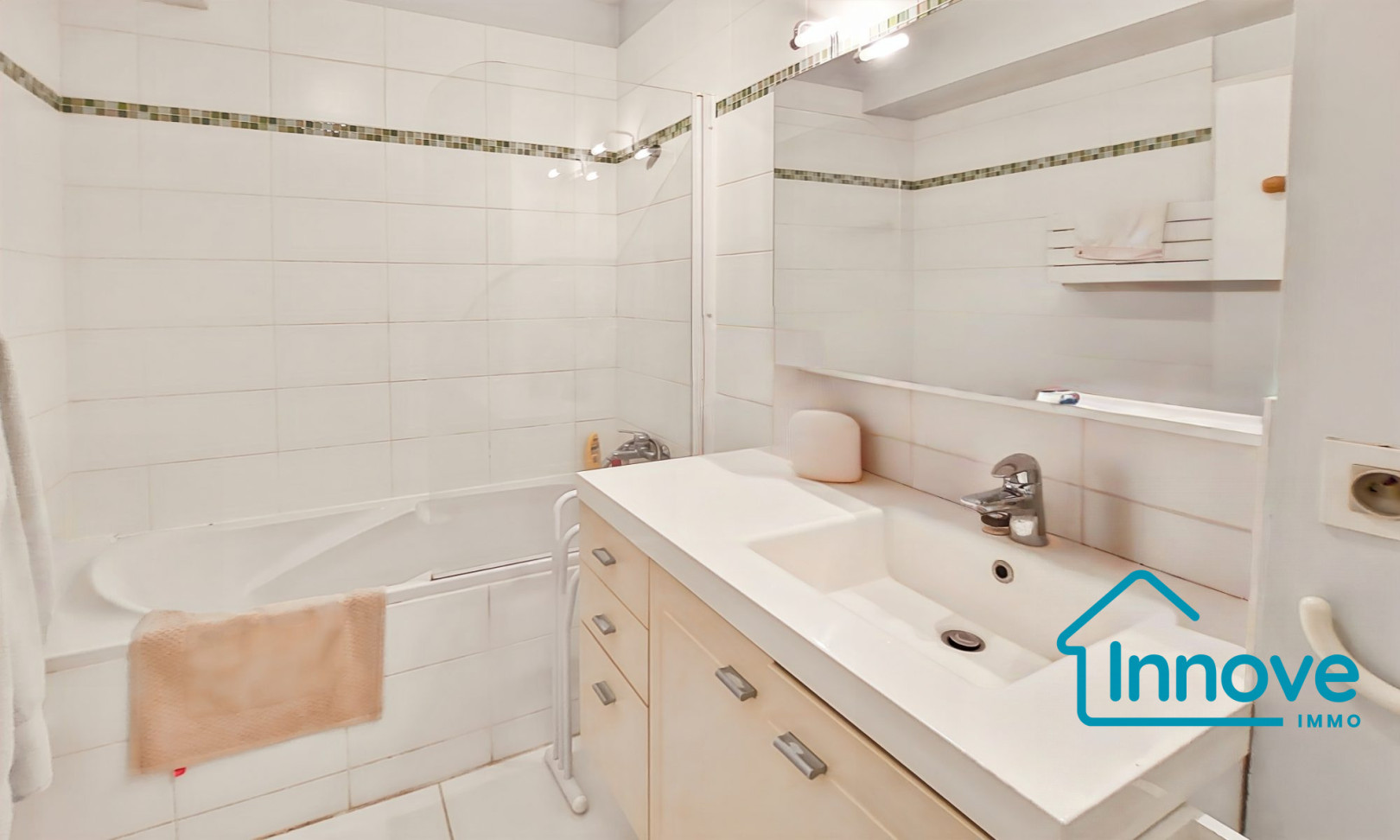 
                                                Vente
                                                 APPARTEMENT AVEC JARDIN - LE CHESNAY-ROCQUENCOURT - 110 m²