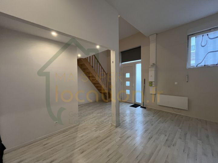 
                                                Location
                                                 Appartement avec mansarde dans un secteur calme du centre-ville de Saint-Quentin